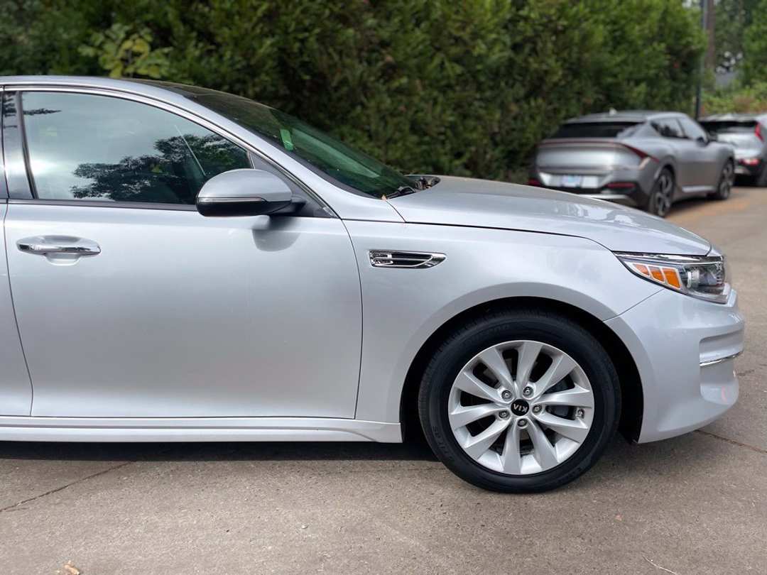 2018 Kia Optima EX - Image 2