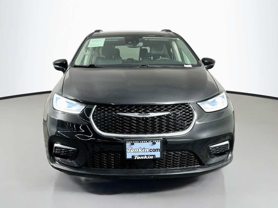 2022 Chrysler Pacifica Touring L - Image 2