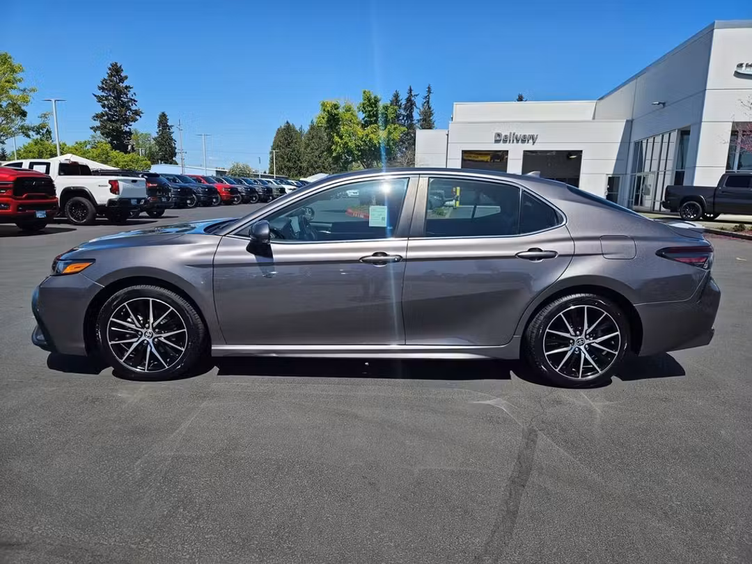 2024 Toyota Camry SE - Image 3
