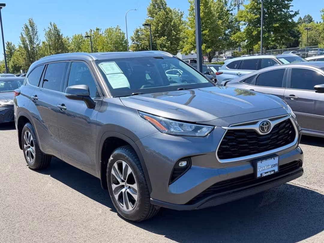 2020 Toyota Highlander XLE - Image 2