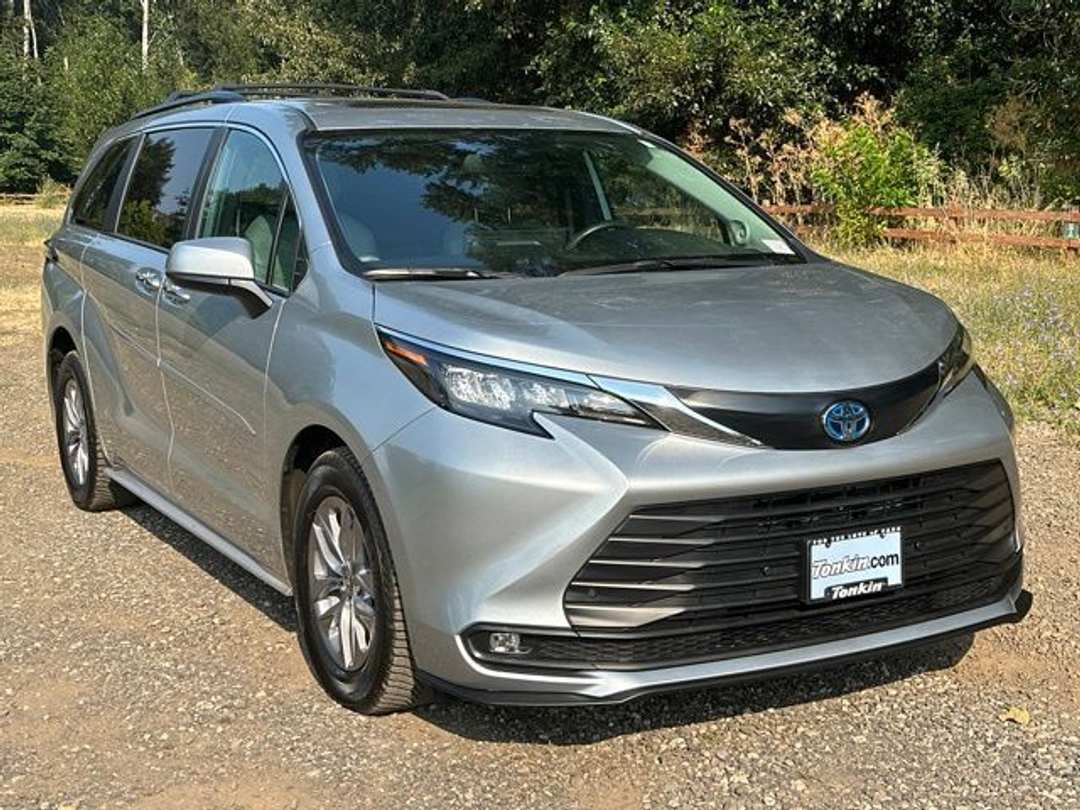 2025 Toyota Sienna XLE - Image 2