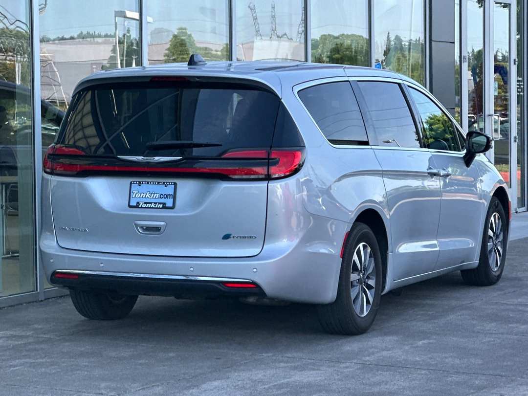 2024 Chrysler Pacifica Hybrid Select - Image 3