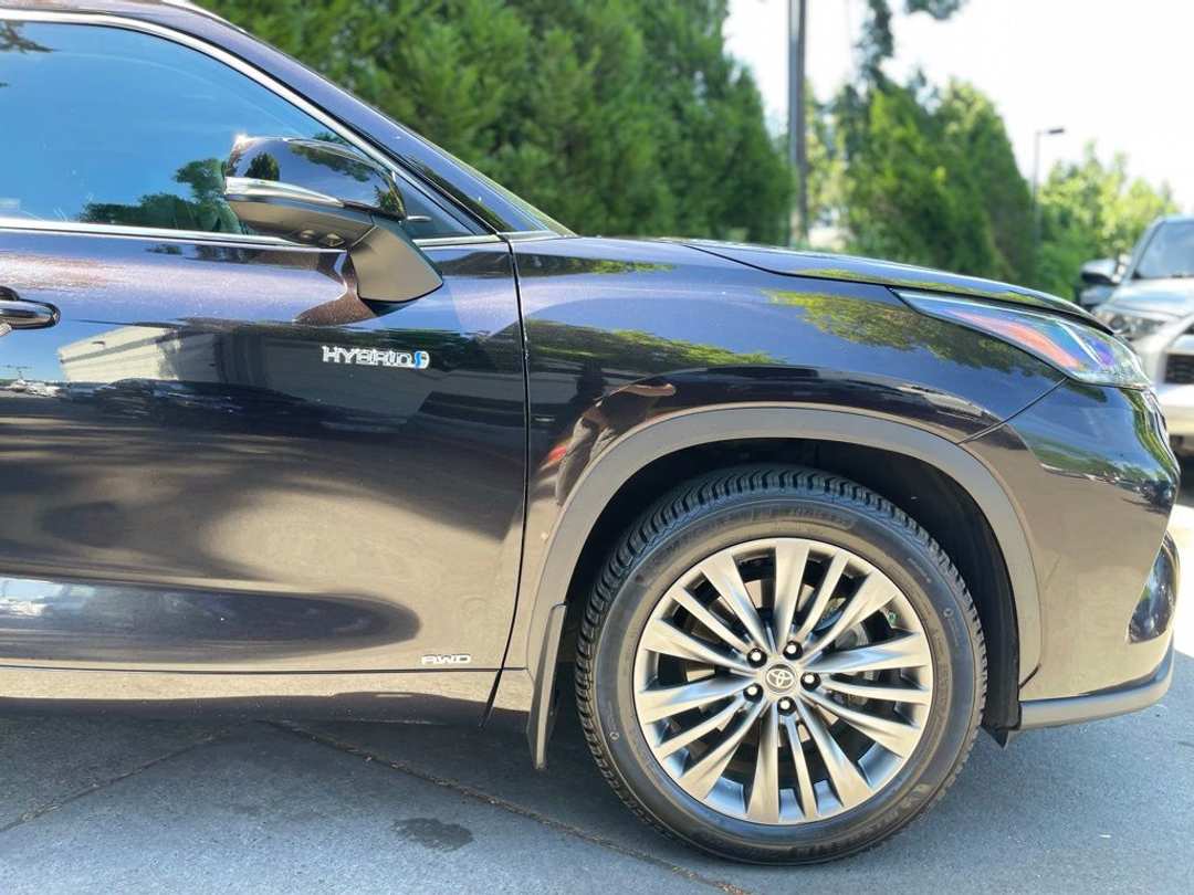2020 Toyota Highlander Hybrid Platinum - Image 2