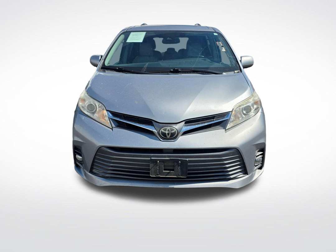 2018 Toyota Sienna L - Image 3