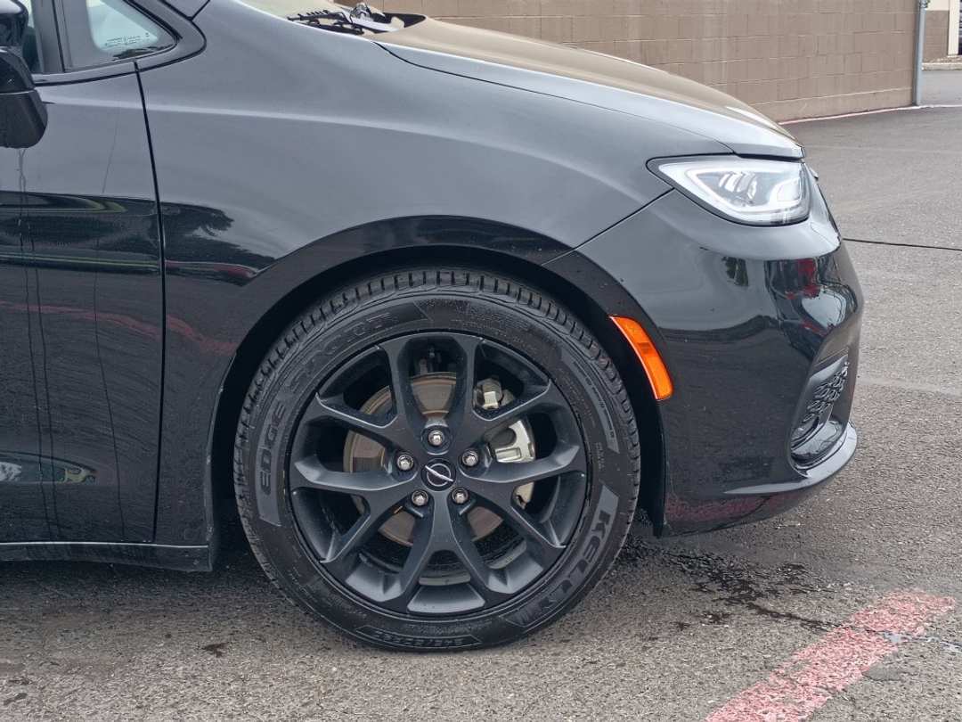 2025 Chrysler Pacifica Limited - Image 2