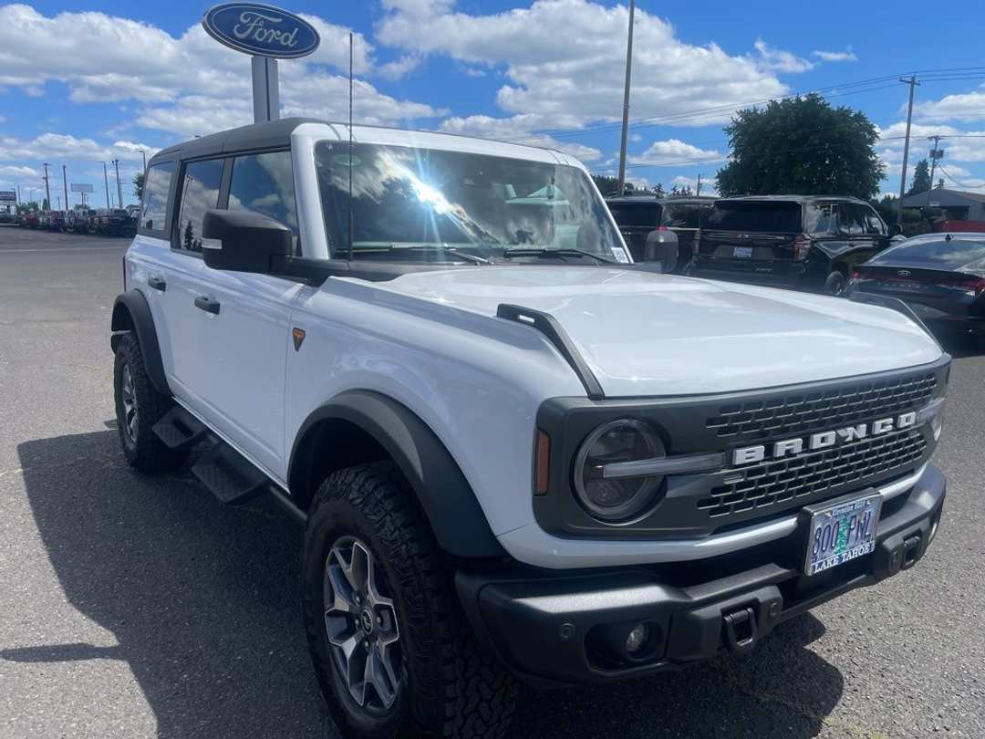 2023 Ford Bronco Badlands - Image 2
