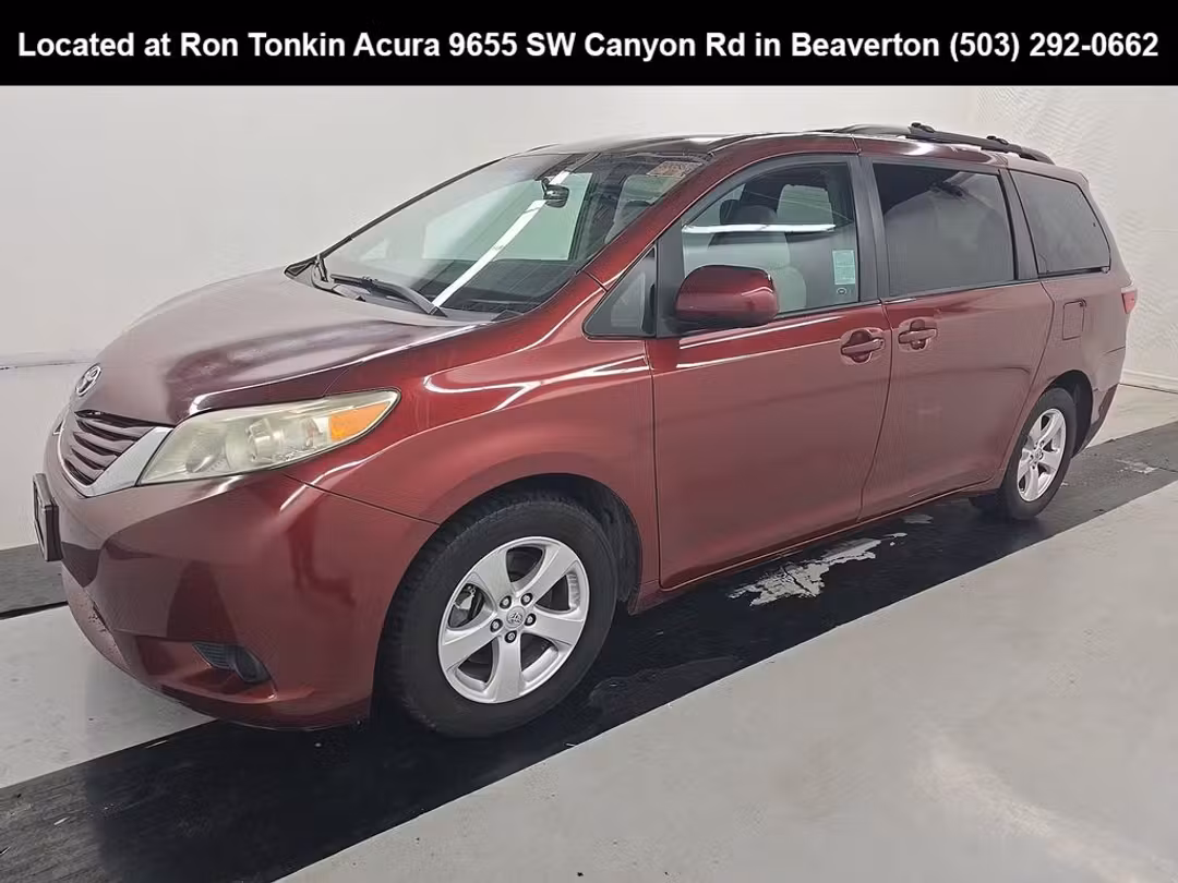 2017 Toyota Sienna LE - Image 3