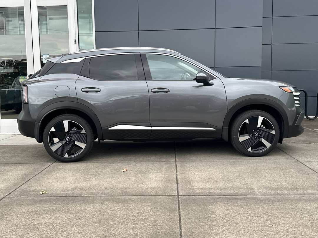 2025 Nissan Kicks SR - Image 2
