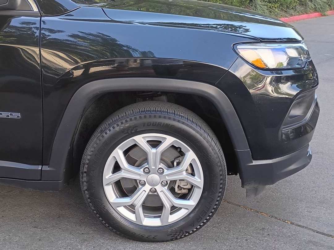 2024 Jeep Compass Latitude - Image 2