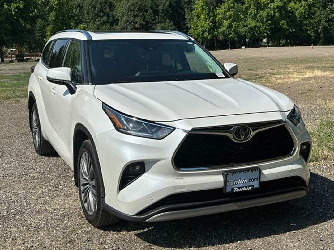 2020 Toyota Highlander Platinum - Image 2