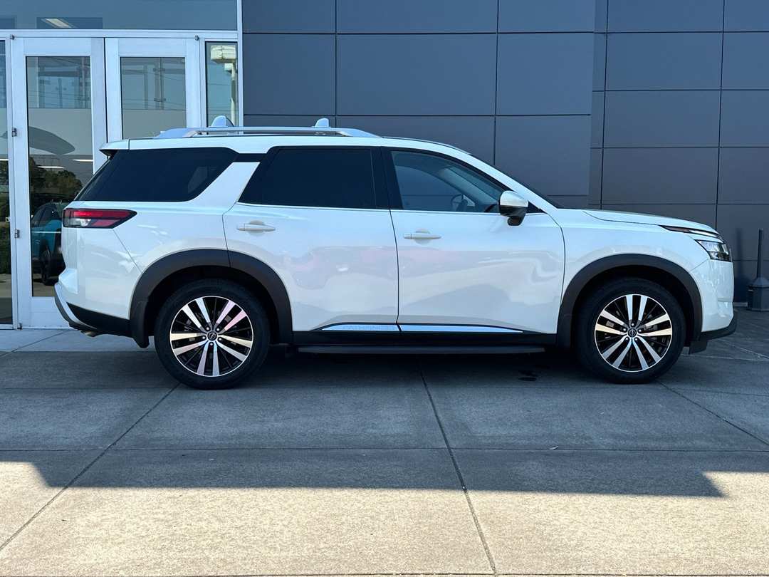 2023 Nissan Pathfinder Platinum - Image 2