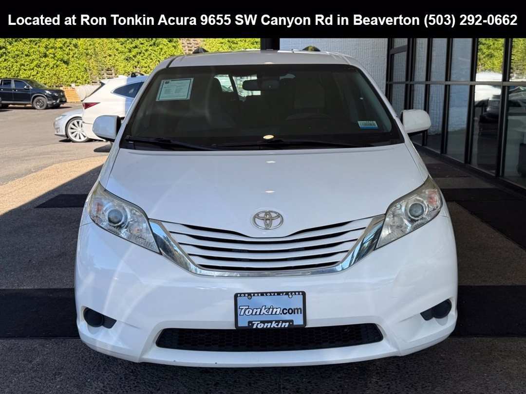 2017 Toyota Sienna LE - Image 3
