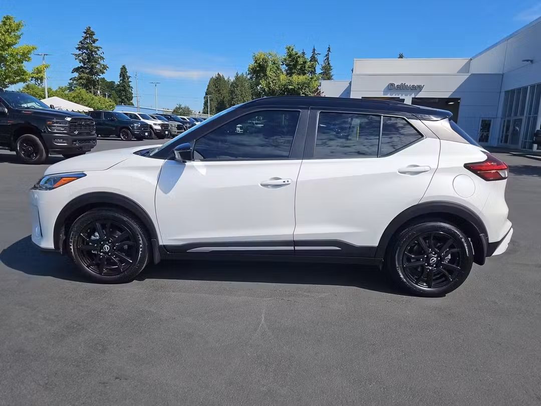 2023 Nissan Kicks SR - Image 3