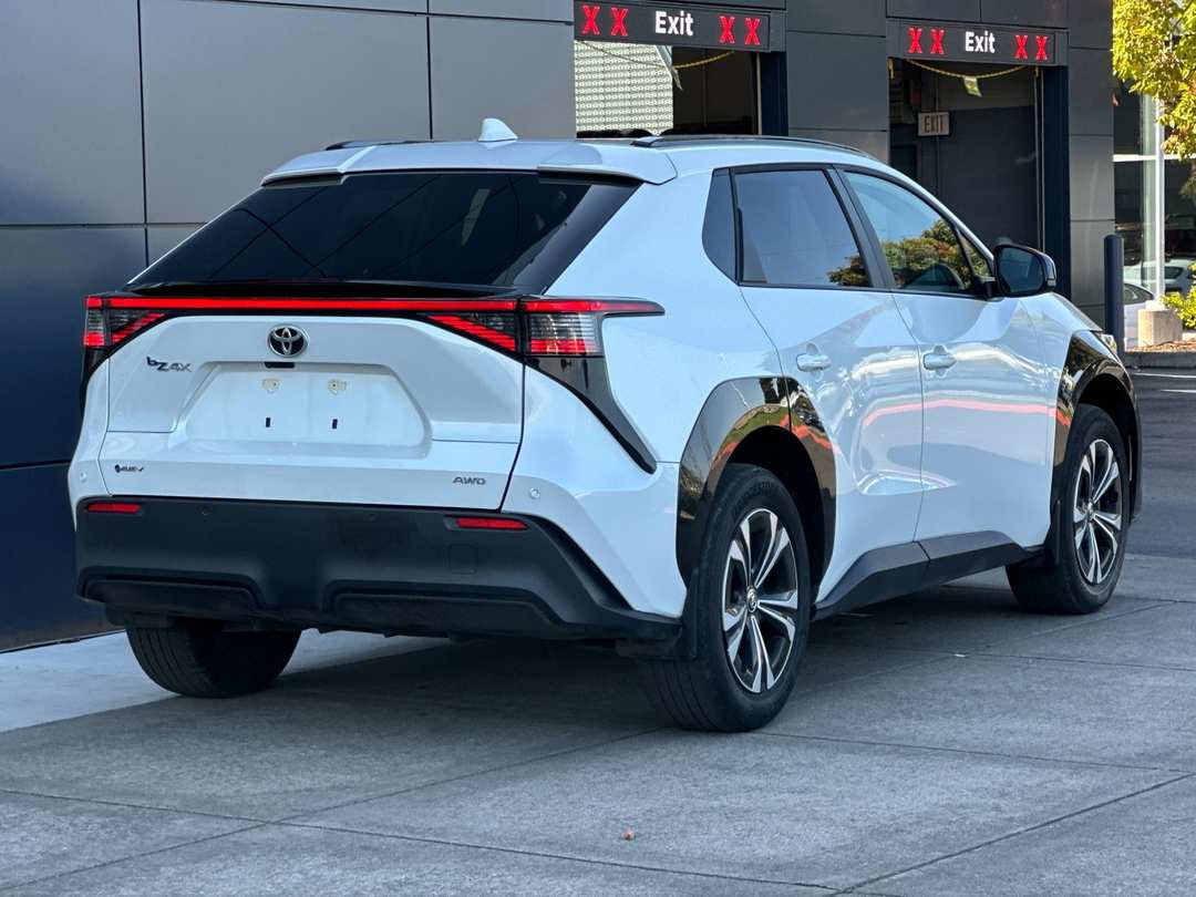 2024 Toyota Bz4X XLE - Image 3
