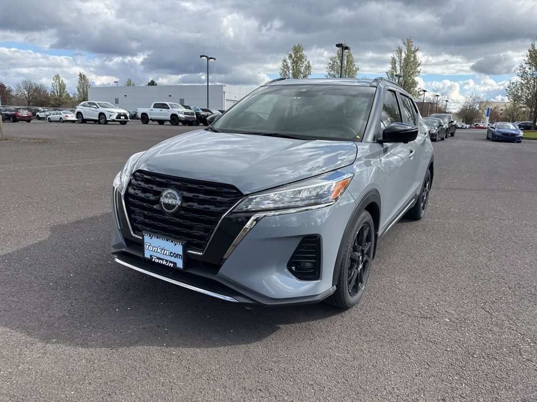 2023 Nissan Kicks SR - Image 3