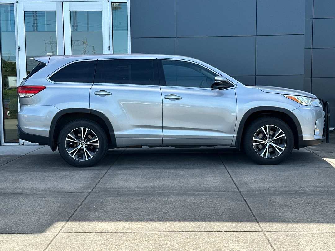 2017 Toyota Highlander LE - Image 2