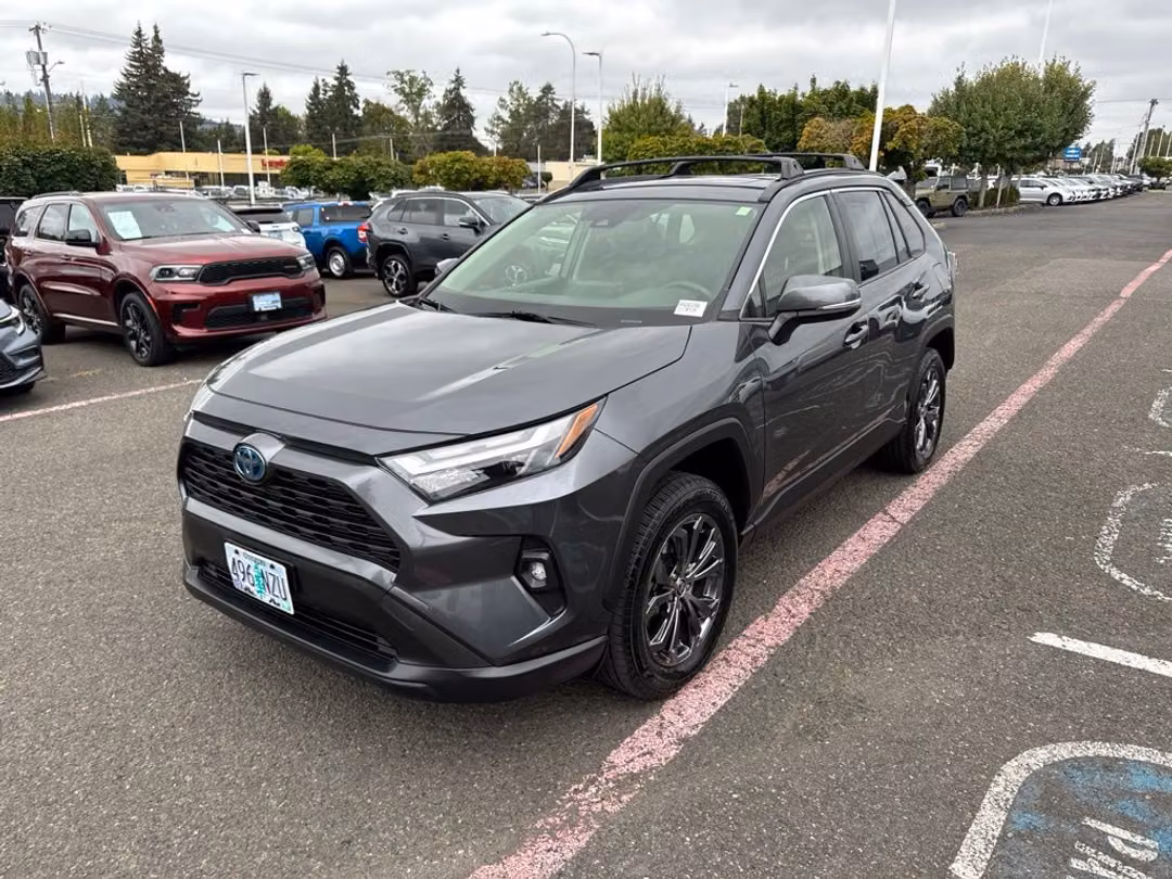 2023 Toyota Rav4 Hybrid XLE Premium - Image 3