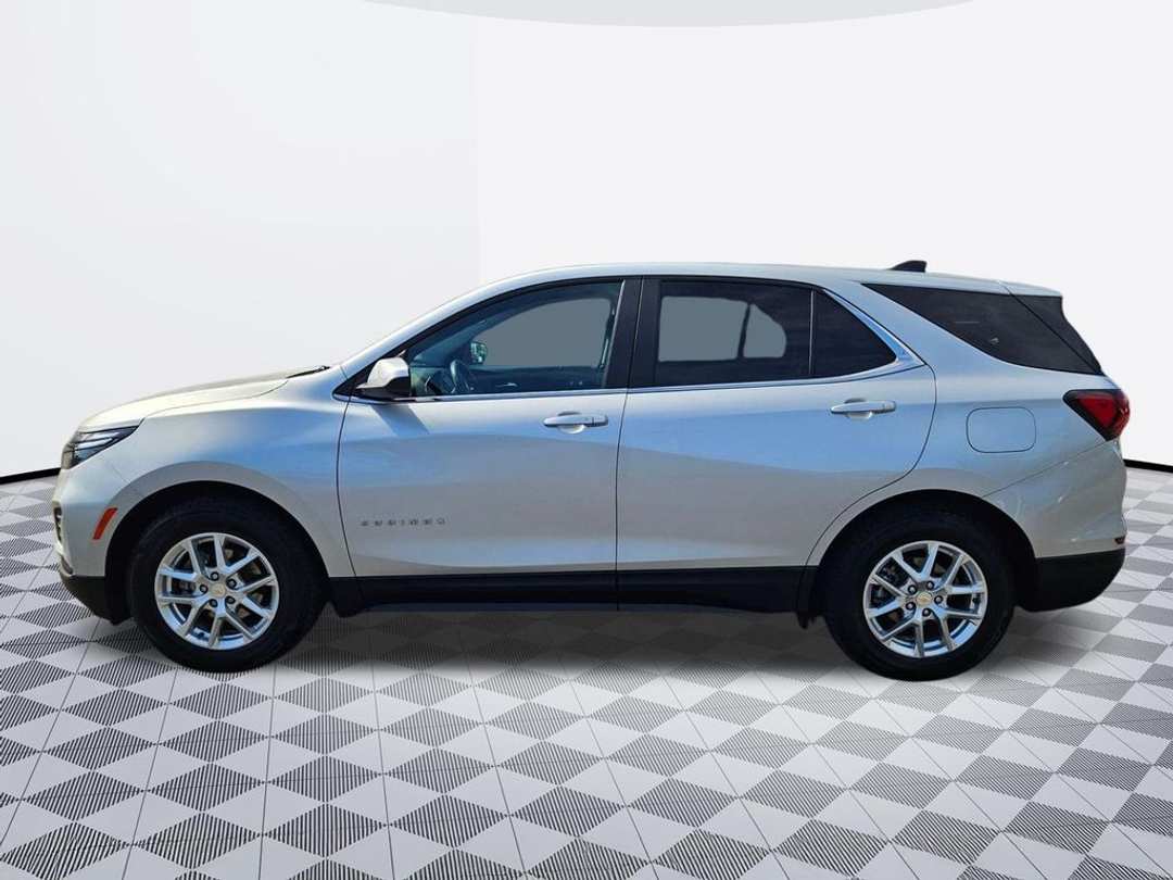 2022 Chevrolet Equinox LT - Image 3