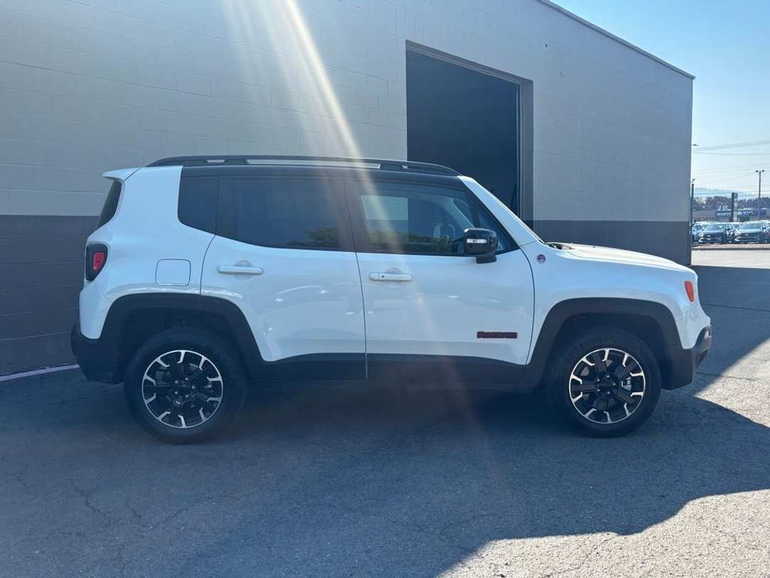 2023 Jeep Renegade Trailhawk - Image 3