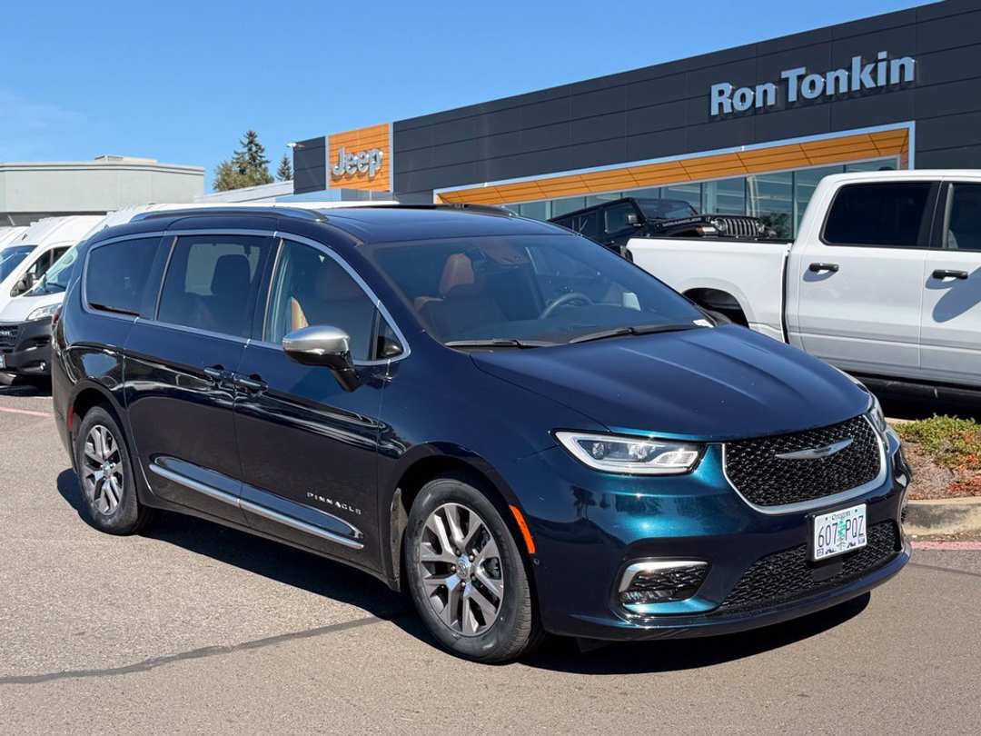 2023 Chrysler Pacifica Hybrid Pinnacle - Image 2