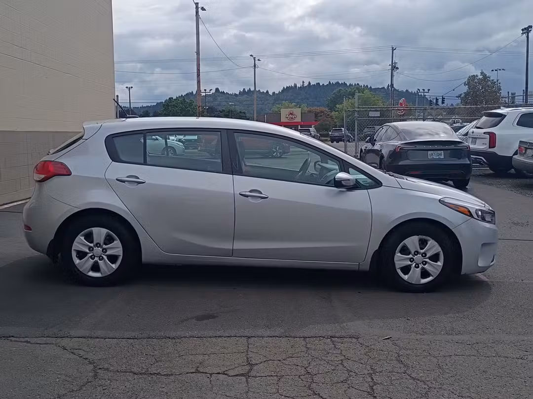 2017 Kia Forte5 LX - Image 3