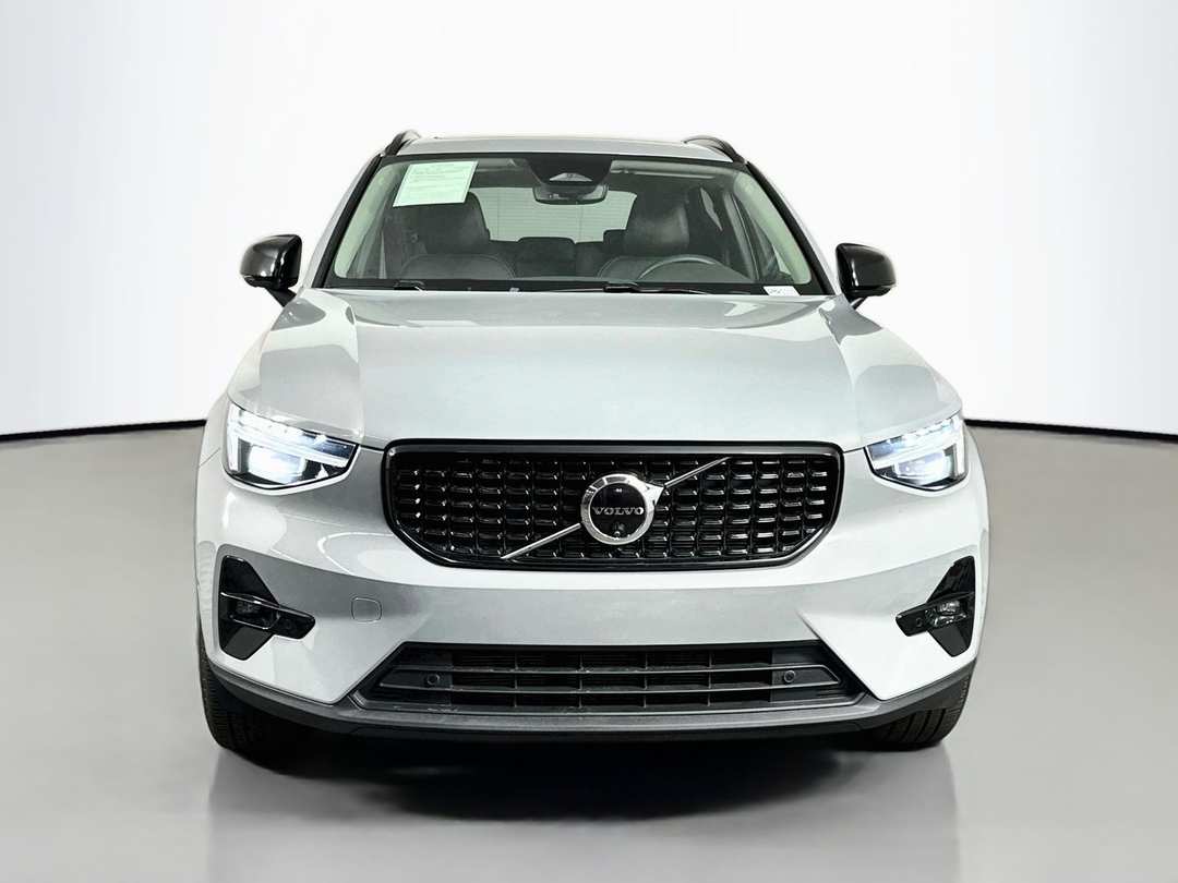2025 Volvo Xc40 B5 Ultra Dark Theme - Image 2