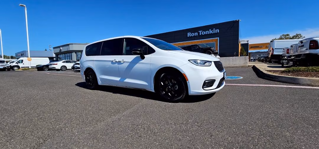 2024 Chrysler Pacifica Hybrid Select S Appearance - Image 2