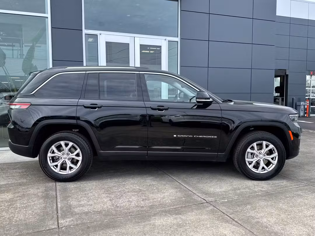 2022 Jeep Grand Cherokee Limited - Image 2