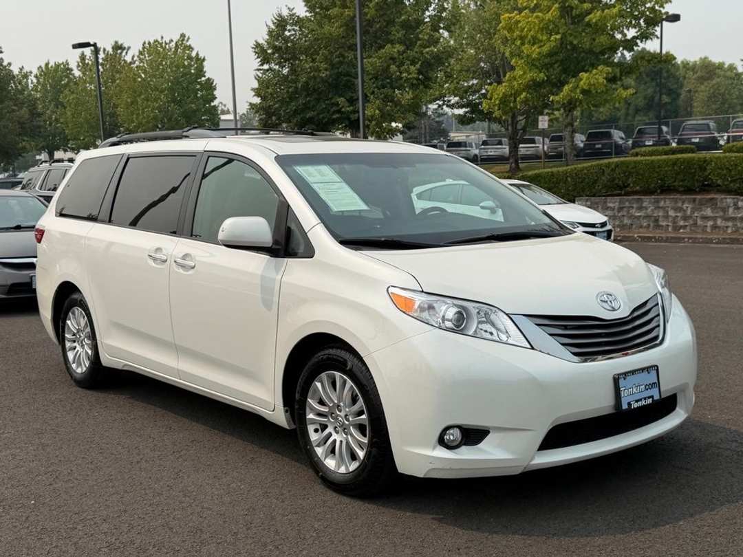 2015 Toyota Sienna XLE - Image 2