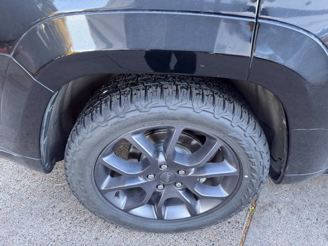 2021 Jeep Grand Cherokee Overland - Image 2