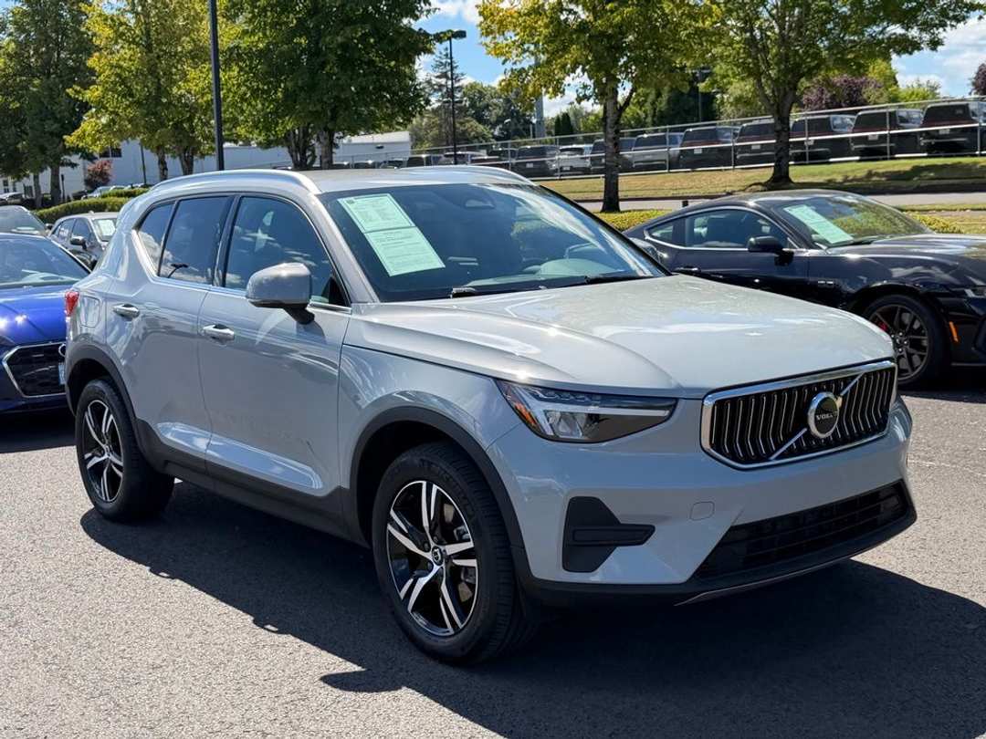 2025 Volvo Xc40 B5 Core - Image 2