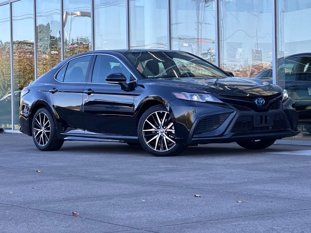 2023 Toyota Camry Hybrid SE - Image 2