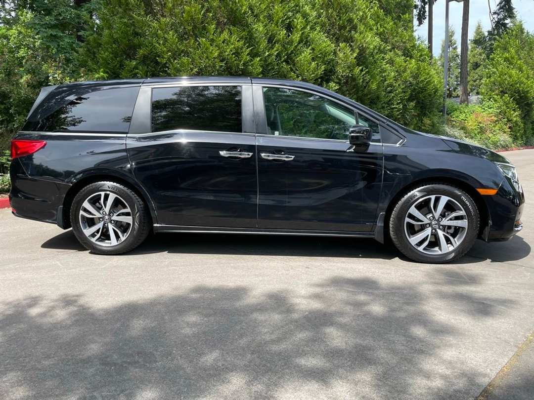 2021 Honda Odyssey Touring - Image 3