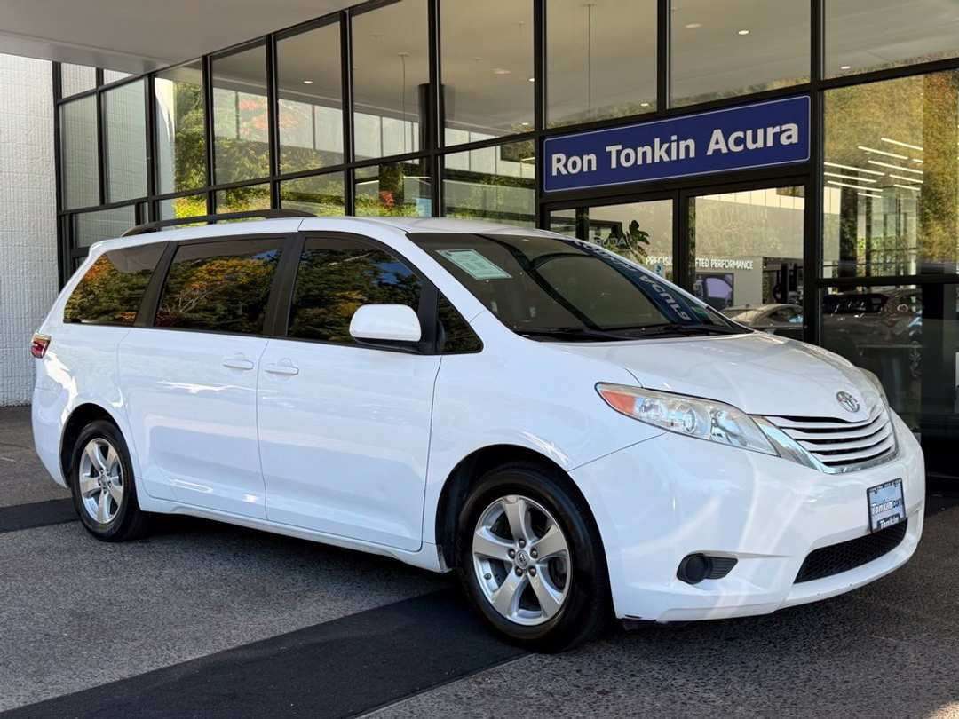 2017 Toyota Sienna LE - Image 2