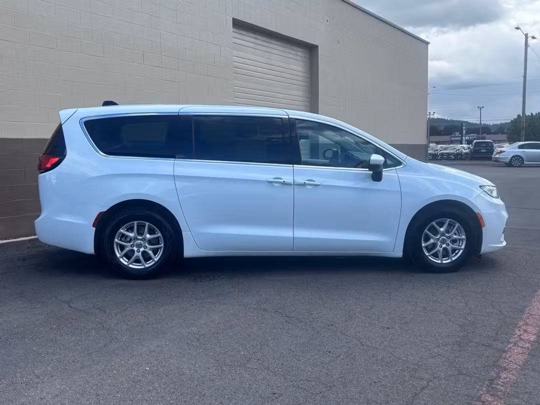 2023 Chrysler Pacifica Touring L - Image 3