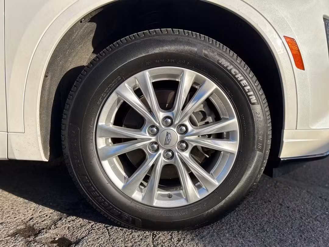 2024 Cadillac Xt6 Luxury - Image 2