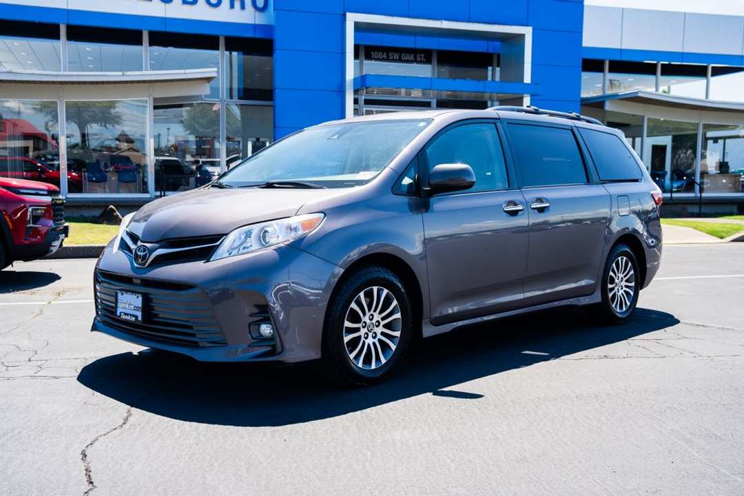 2020 Toyota Sienna XLE - Image 2