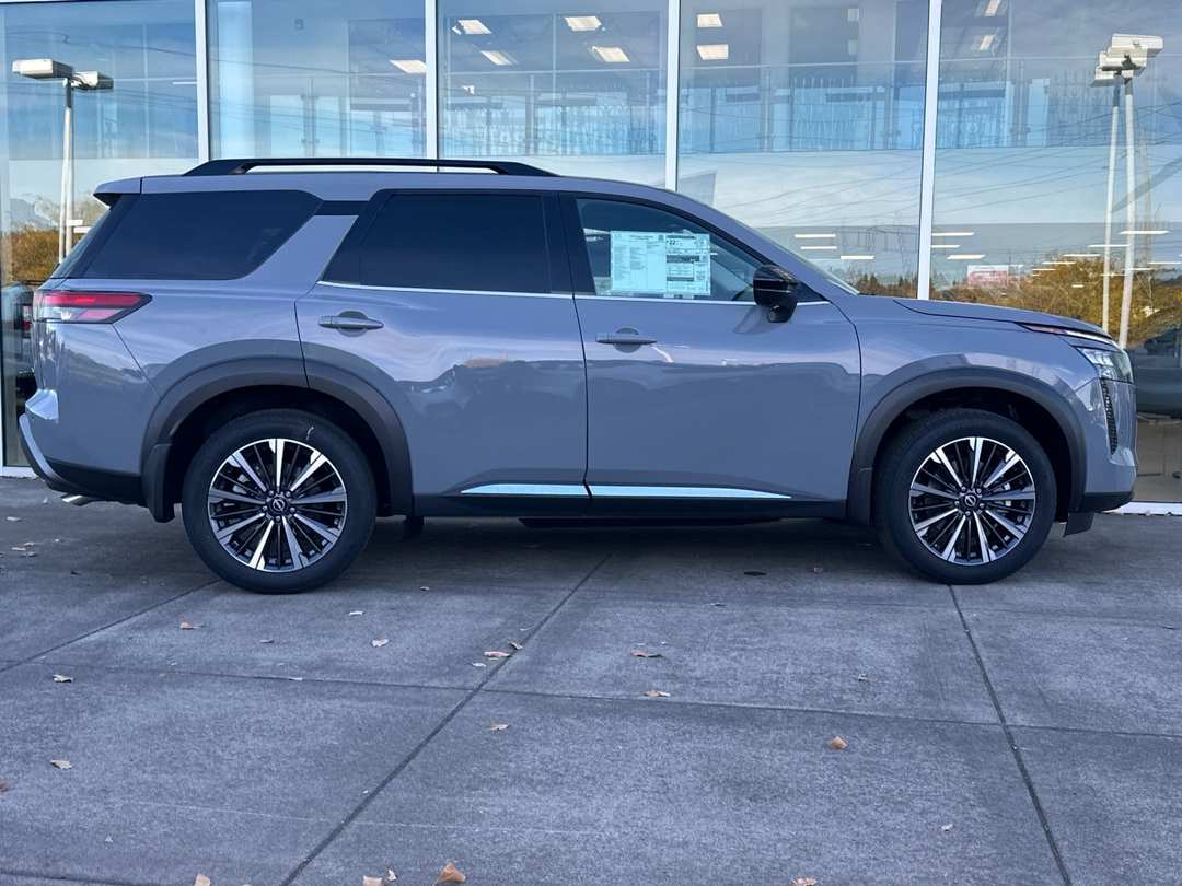 2026 Nissan Pathfinder Platinum - Image 3