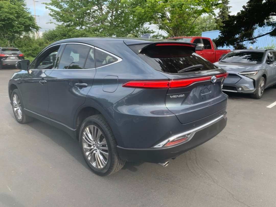 2022 Toyota Venza Limited - Image 2