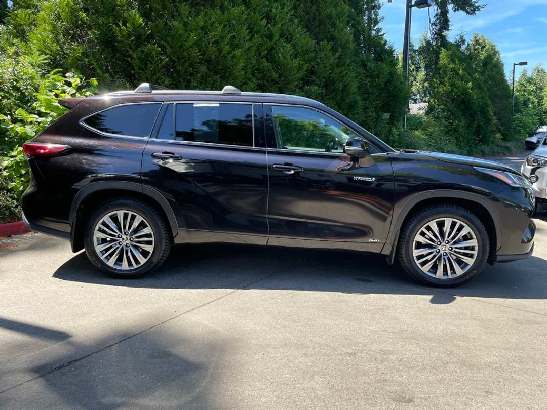 2020 Toyota Highlander Hybrid Platinum - Image 3