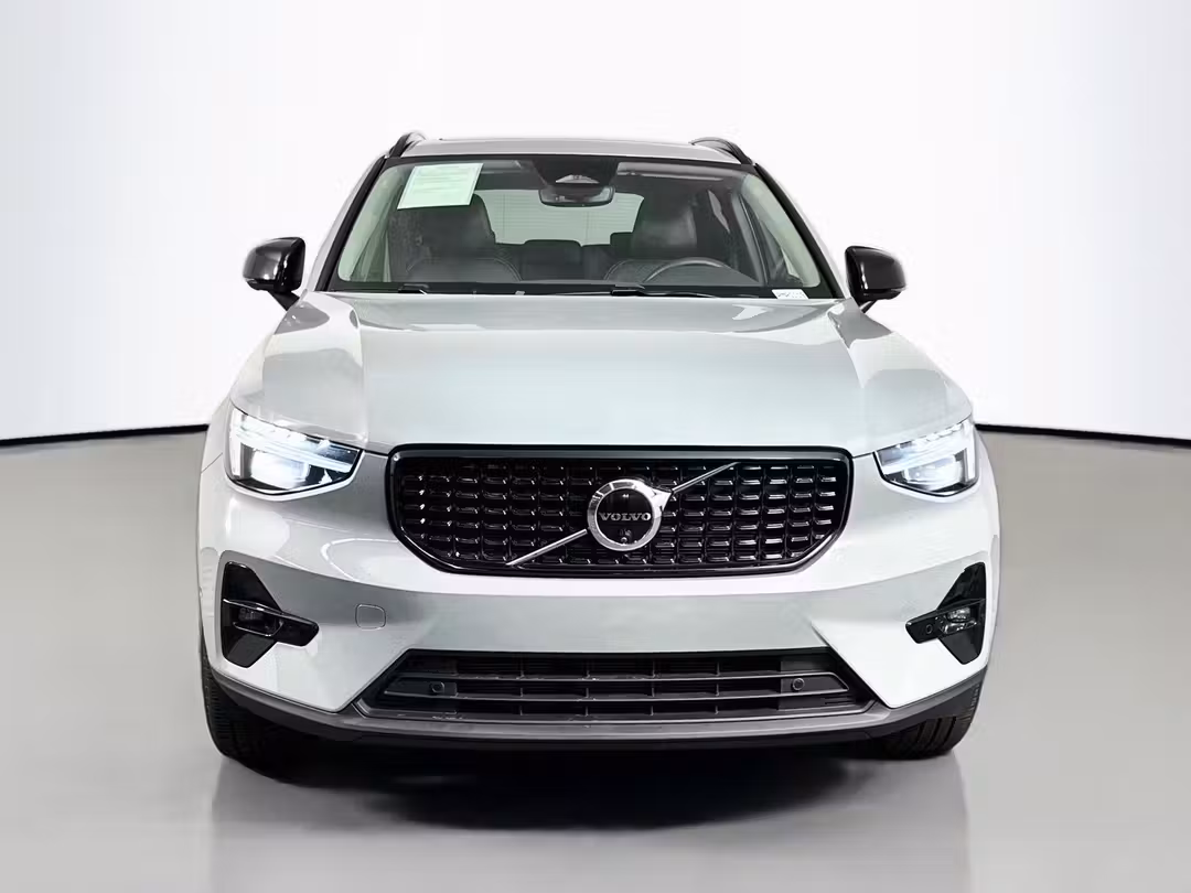 2025 Volvo Xc40 B5 Ultra Dark Theme - Image 2