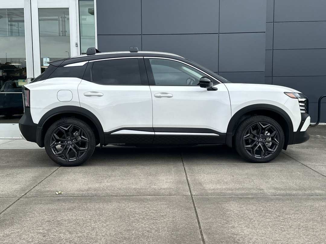 2025 Nissan Kicks SR - Image 2