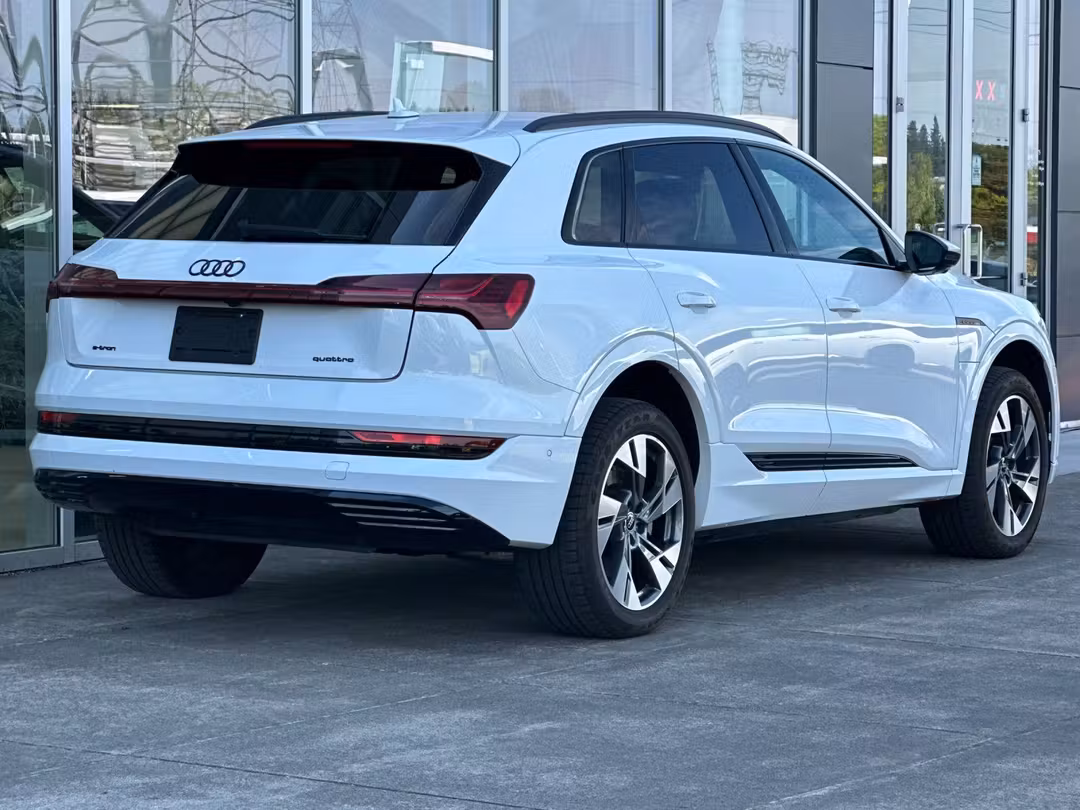 2022 Audi E-Tron Premium - Image 3