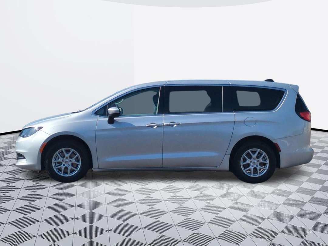 2022 Chrysler Voyager LX - Image 3