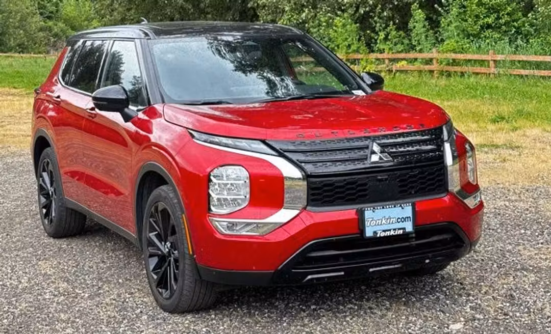 2023 Mitsubishi Outlander SEL Black Edition - Image 2
