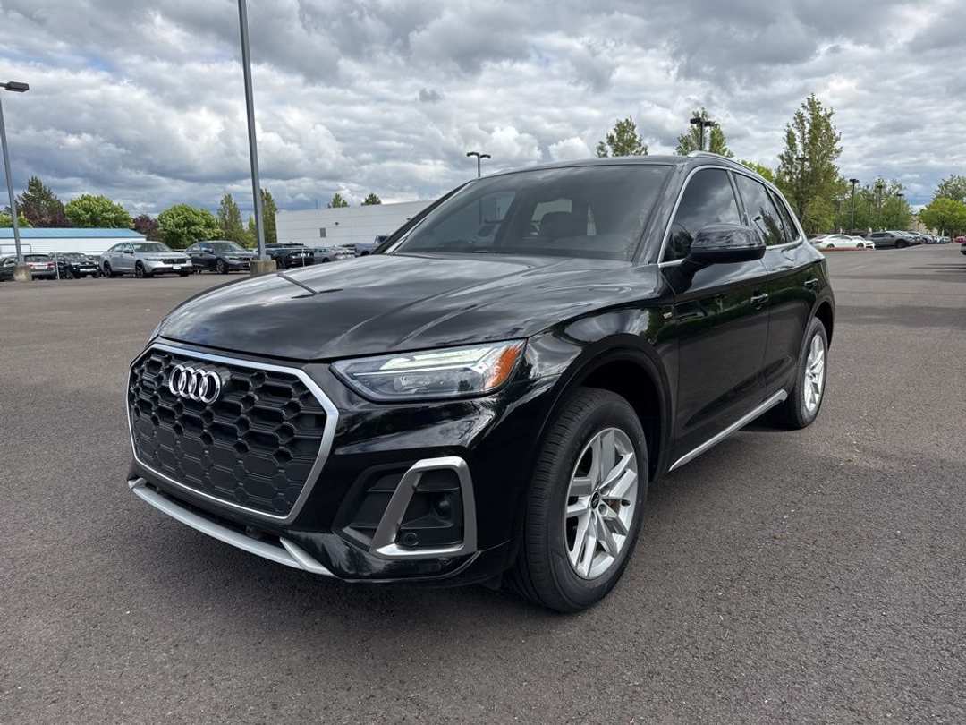 2023 Audi Q5 45 S line Premium - Image 3