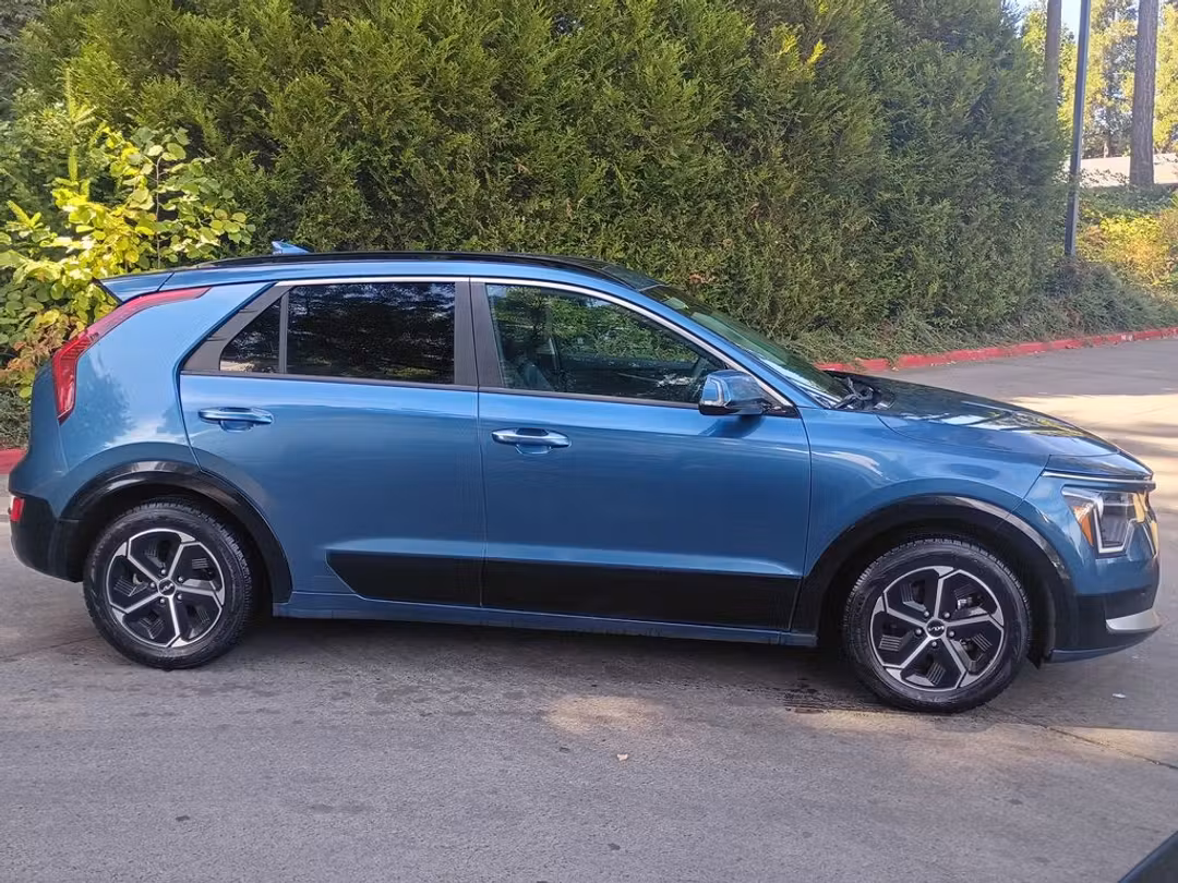 2023 Kia Niro SX - Image 3