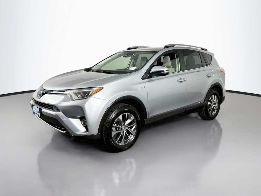 2017 Toyota Rav4 Hybrid XLE - Image 3