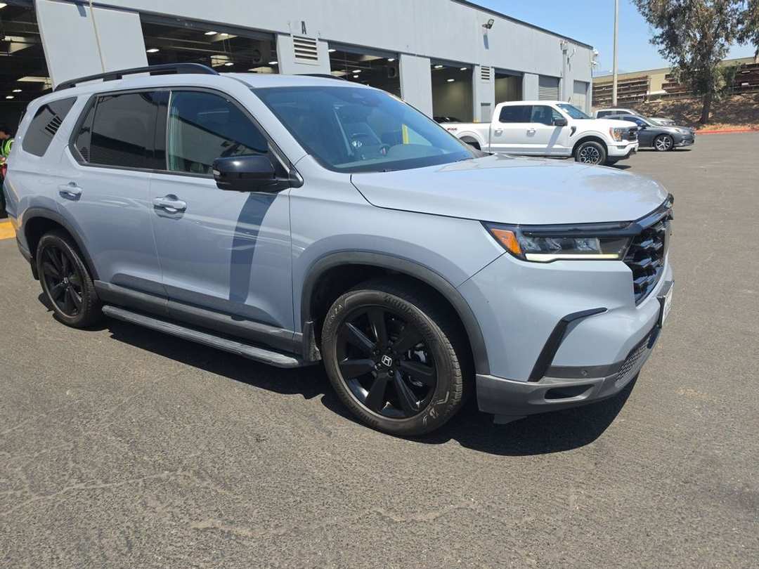 2025 Honda Pilot Black Edition - Image 2