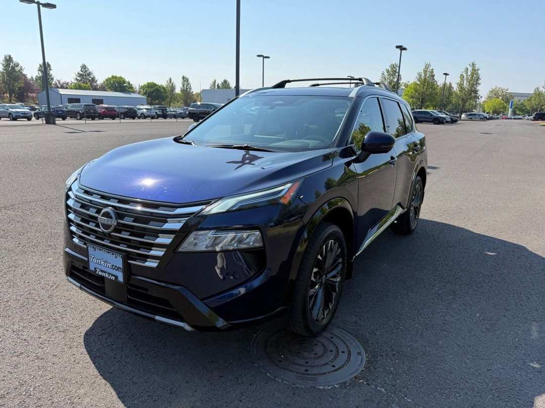 2025 Nissan Rogue Platinum - Image 3